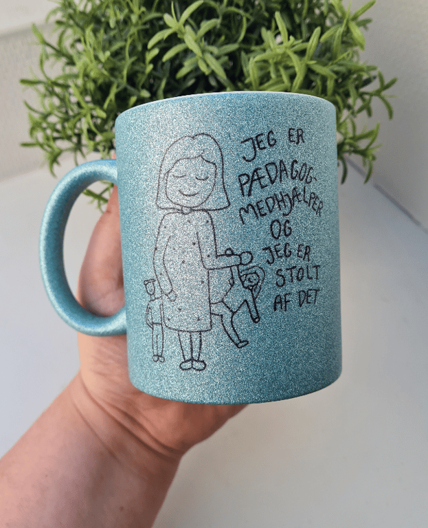 Krus: Jeg er pædagogmedhjælper og jeg er stolt af det Lys Blå Glimmer