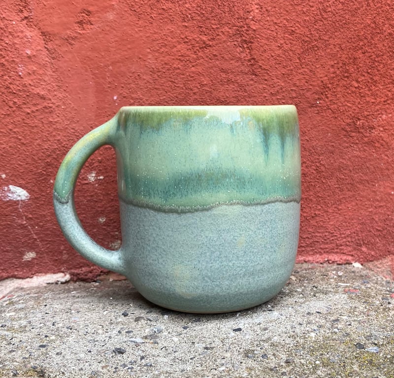 Hånddrejet kop med hank