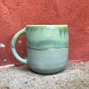 Hånddrejet kop med hank – produktbillede