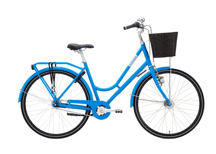 Blå damescykel med kurv foran, bagagebærer og skærme, fotograferet på hvid baggrund.