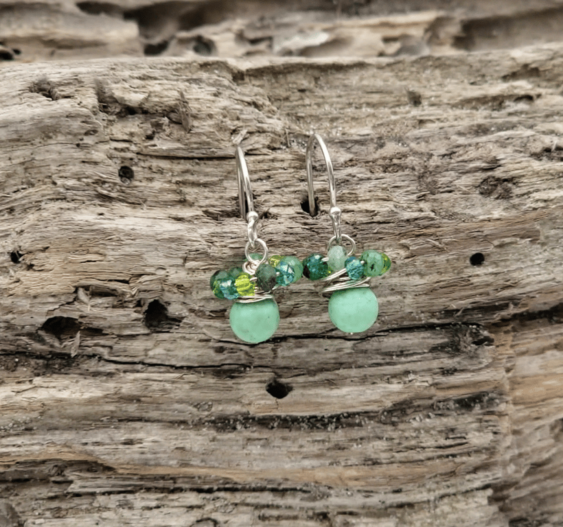 Ørekroge med howlite og krystaller..