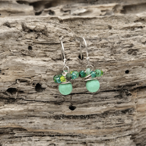 Ørekroge med howlite og krystaller.. – produktbillede