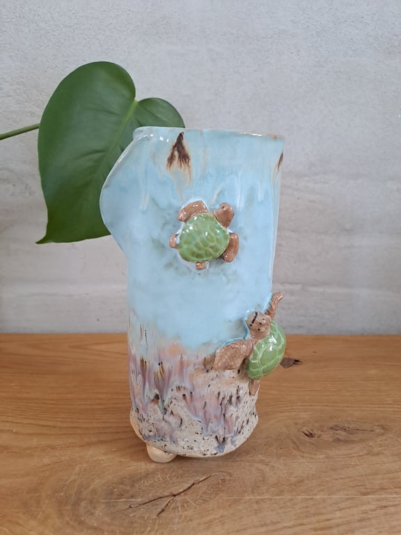 Vasen er 7,5 cm i diameter og 18,5 cm høj