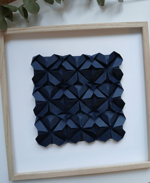 30x30cm foldet papirværk, marineblå, indrammet