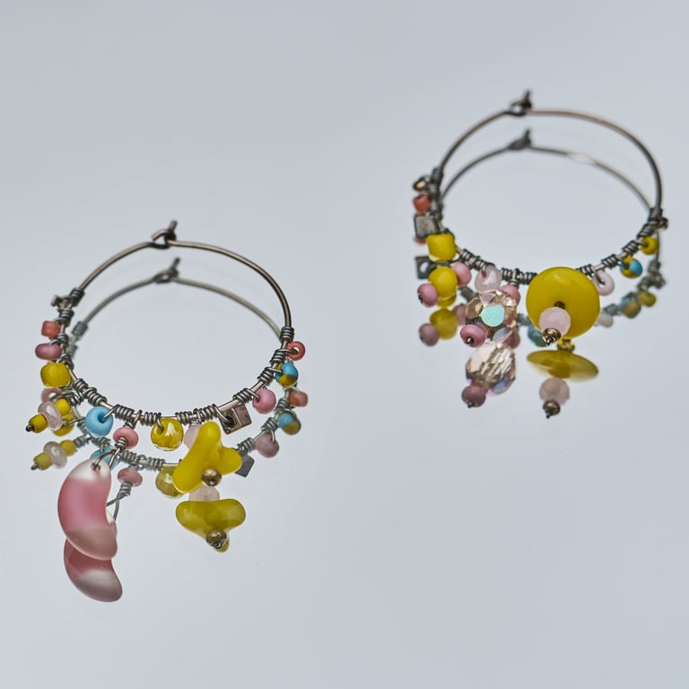 Creolerøreringe i forsølvet messing med glasperler