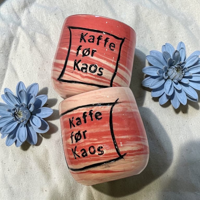 Kaffe før kaos – kop i porcelæn