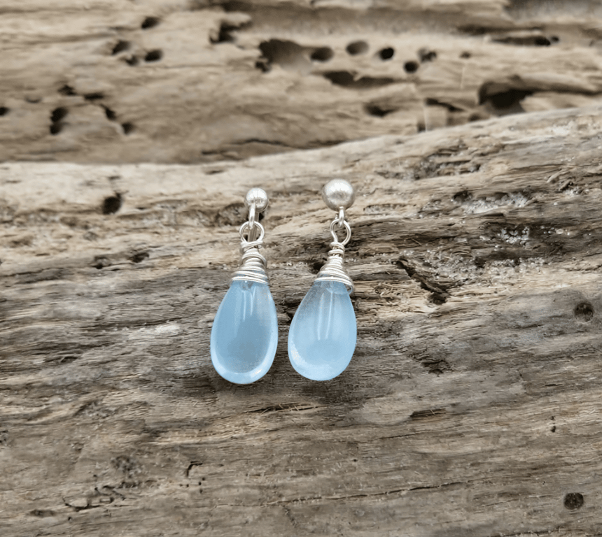 Lyseblå glas dråbe ørestikker.