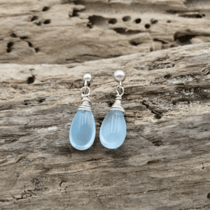 Lyseblå glas dråbe ørestikker. – produktbillede