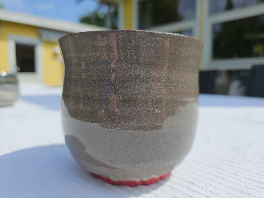 Kop med blomsterkranse i bunden