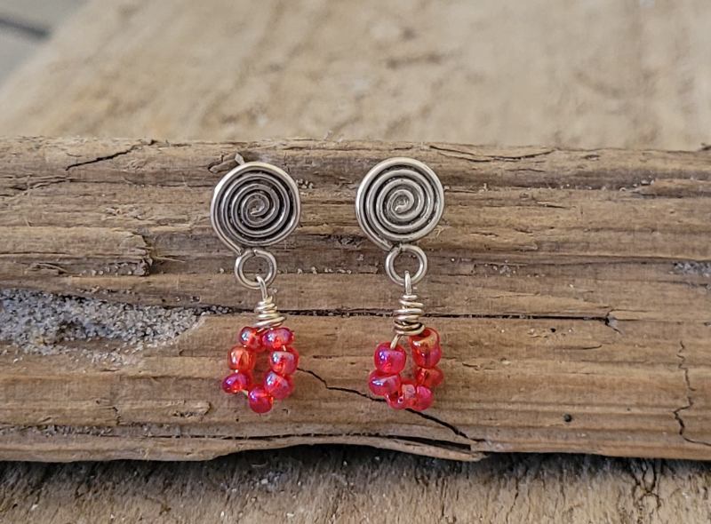 Røde glasperle ørestikker.