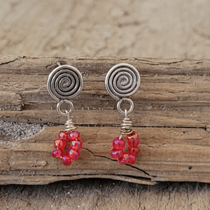 Røde glasperle ørestikker. – produktbillede