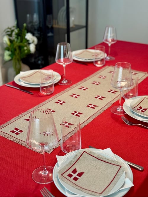 2055-DK Kun flag løber ca. 30 x 100 cm.