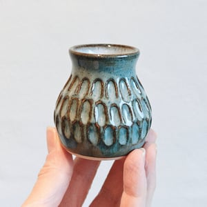 VASE LILLE HAV CARVED – produktbillede