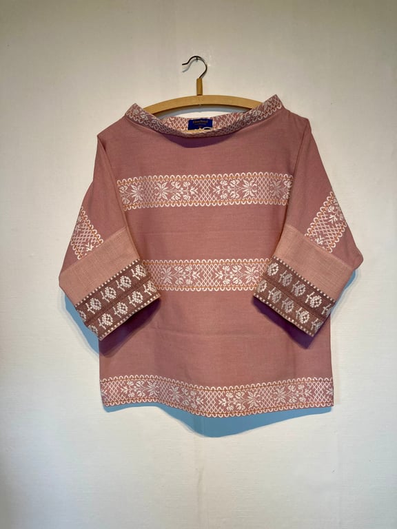 Rosa Trine-bluse med twist