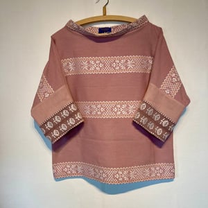 Rosa Trine-bluse med twist – produktbillede