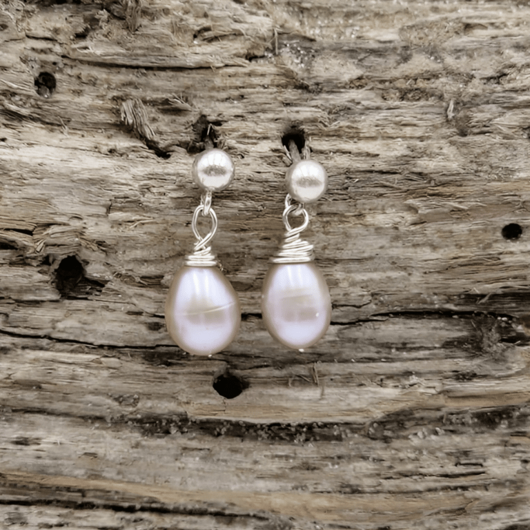 Rosa perle ørestikker.