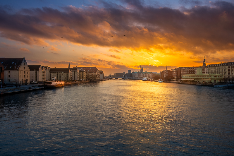 Solnedgang over Københavns havn ved Havnegade en smuk aften under lysfestivalen.
