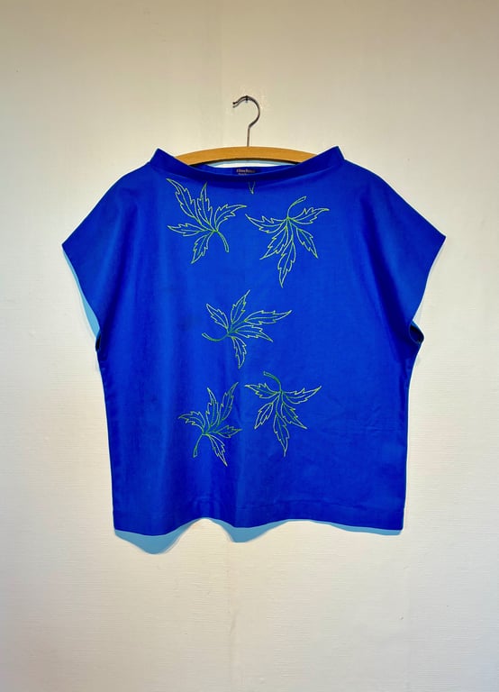 Trine-bluse med håndbroderede blade