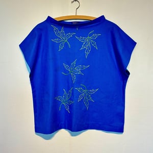 Trine-bluse med håndbroderede blade – produktbillede