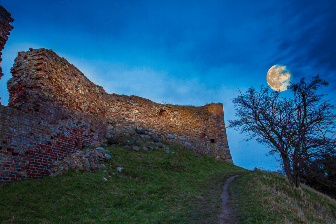 Vordingborg slotsruin en kold efterårs aften
