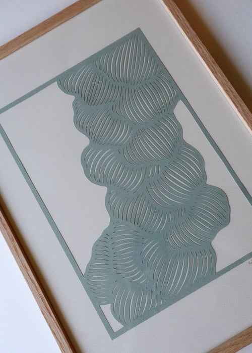 A3, papercut, skyblågrå, indrammet 