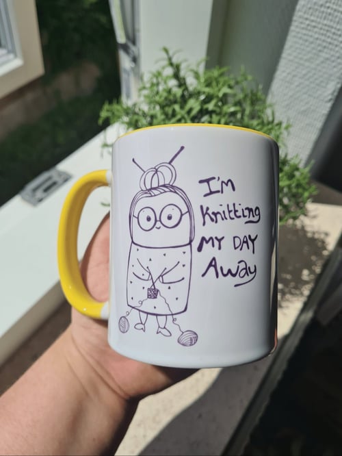 Krus: im knitting my day away Gul