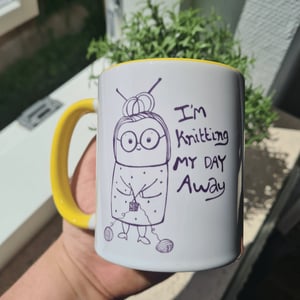 Krus: im knitting my day away Gul – produktbillede