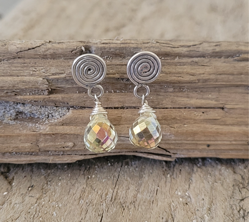 Gyldne rhinstens ørestikker.