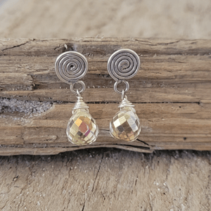 Gyldne rhinstens ørestikker. – produktbillede