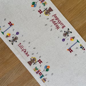 Dansk flag Happy Birthday 2035-dk løber Str. 30 x 100 cm. – produktbillede
