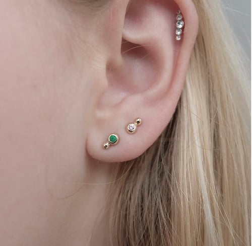 Comma stud in 14 k gold with pink sapphire (2)