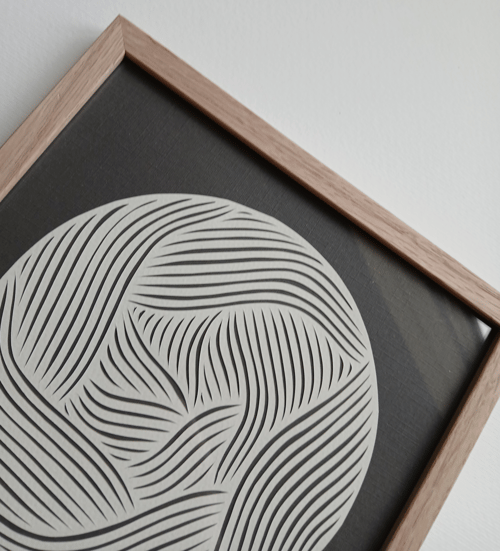 20x20cm papercut, hvid. mørkegrå. indrammet