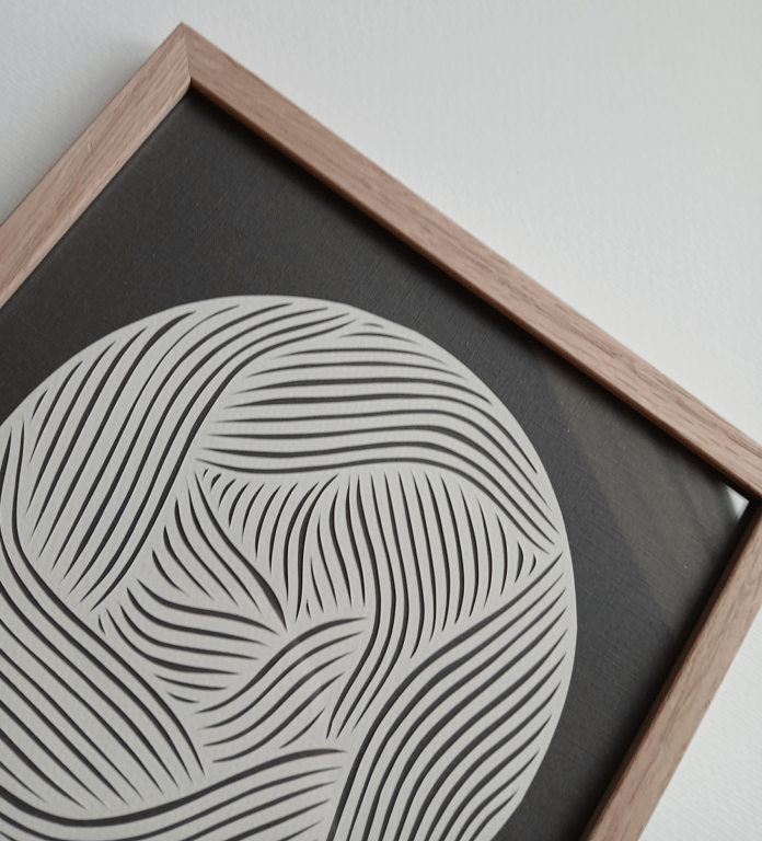 20x20cm papercut, hvid. mørkegrå. indrammet (2)