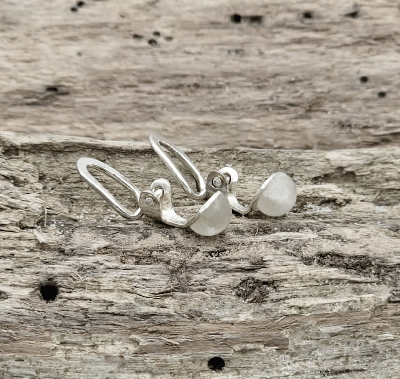 Hvide månestens øreclips. billede 2