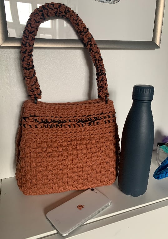 Camel-farvet hæklet taske IRIS