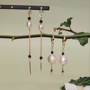 Lys og mørke ørekæde – produktbillede