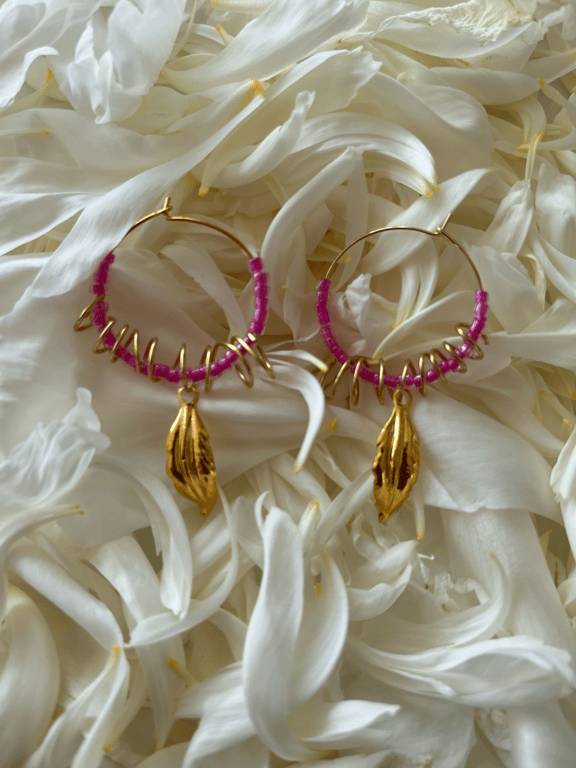 Creole med lyserøde perler og snoede kobbertråd