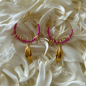 Creole med lyserøde perler og snoede kobbertråd – produktbillede