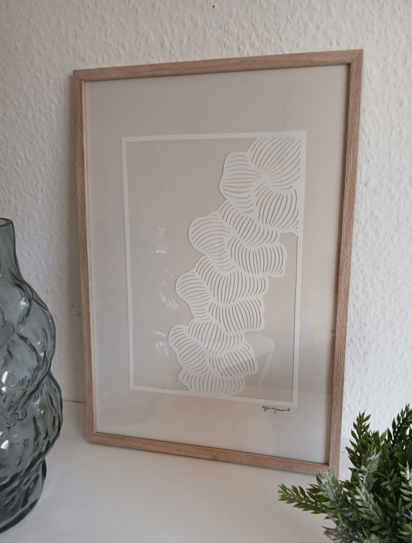 A3 papercut, knækket hvid, lys beige, indrammet (4)