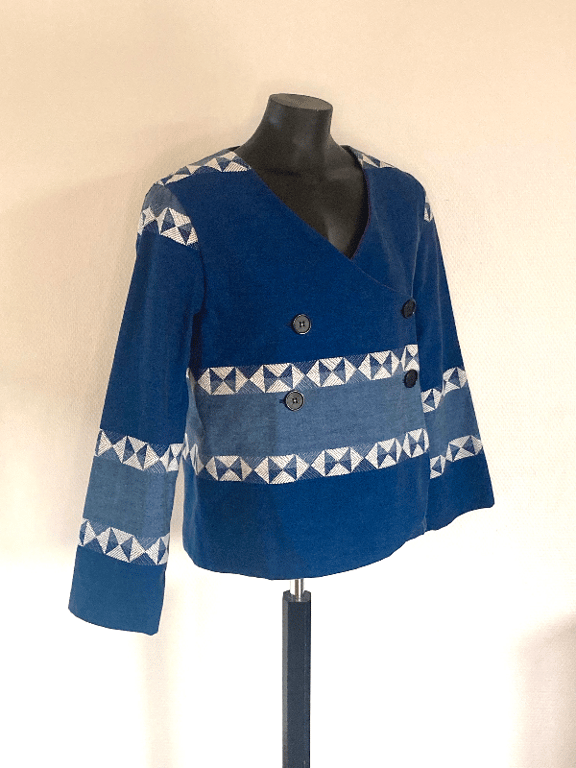 Dobbeltradet jakke i blå