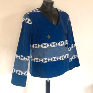 Dobbeltradet jakke i blå – produktbillede