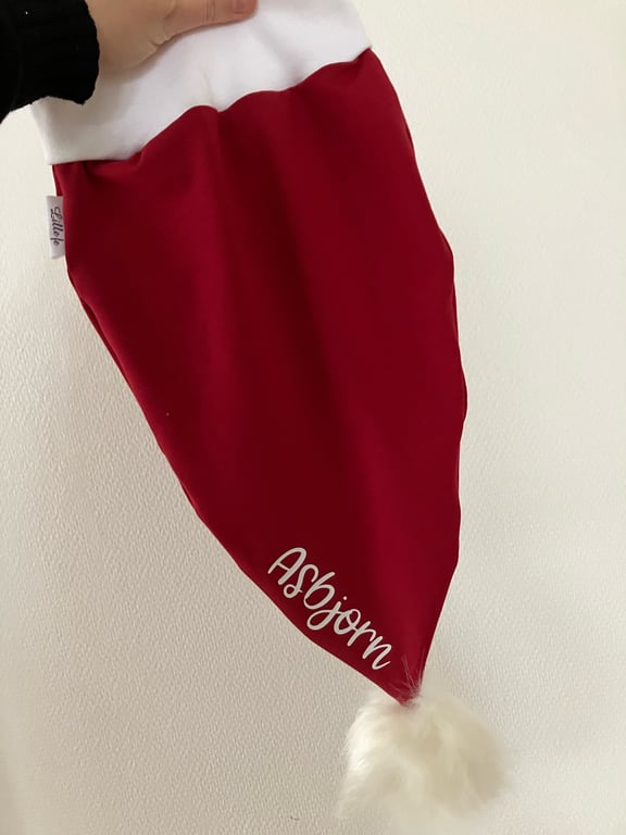 Nissehuer med navn og hvid kant