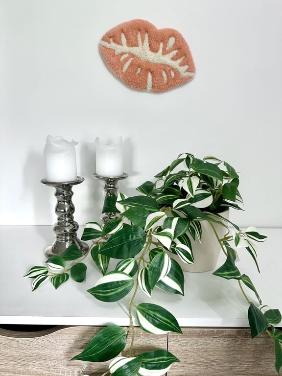 Tuftet læber som vægophæng – håndlavet i uld  billede 3