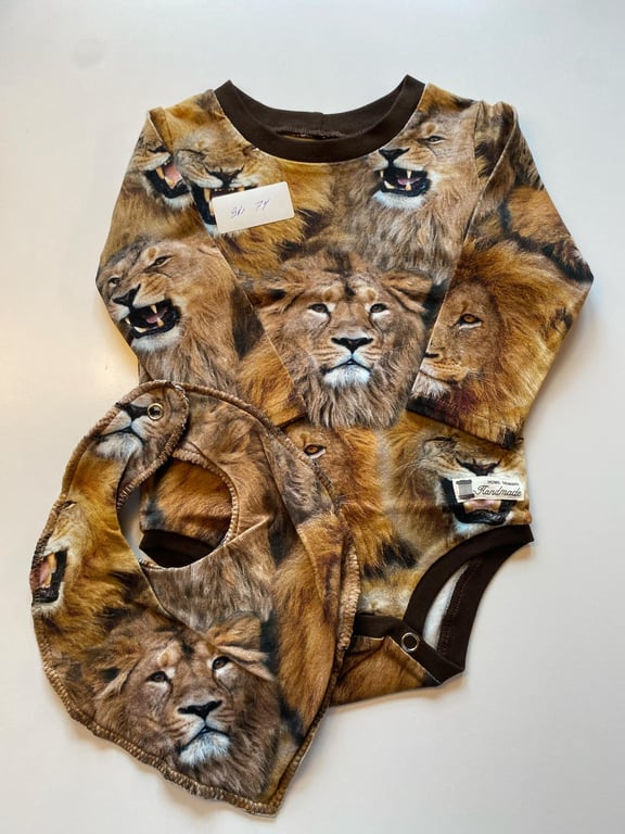 Body med lange ærmer og hagesmæk. Størrelse 74