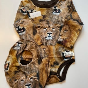 Body med lange ærmer og hagesmæk. Størrelse 74 – produktbillede