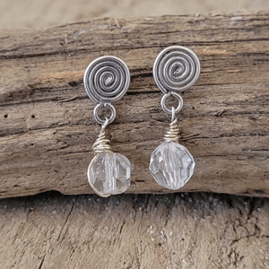 Klare krystal ørestikker.  – produktbillede