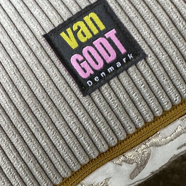 PUDE, gylden og violette farver i uld samt et stykke guld brokade  billede 4