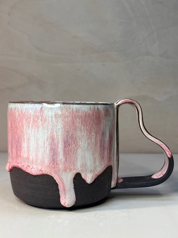 Kop med løbe hjerter og hjertehank. 350 ml. H: 8 cm