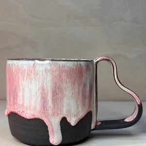 Kop med løbe hjerter og hjertehank. 350 ml. H: 8 cm – produktbillede