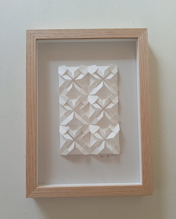 A4 foldet papirværk, perlegrå, hvid. indrammet billede 2